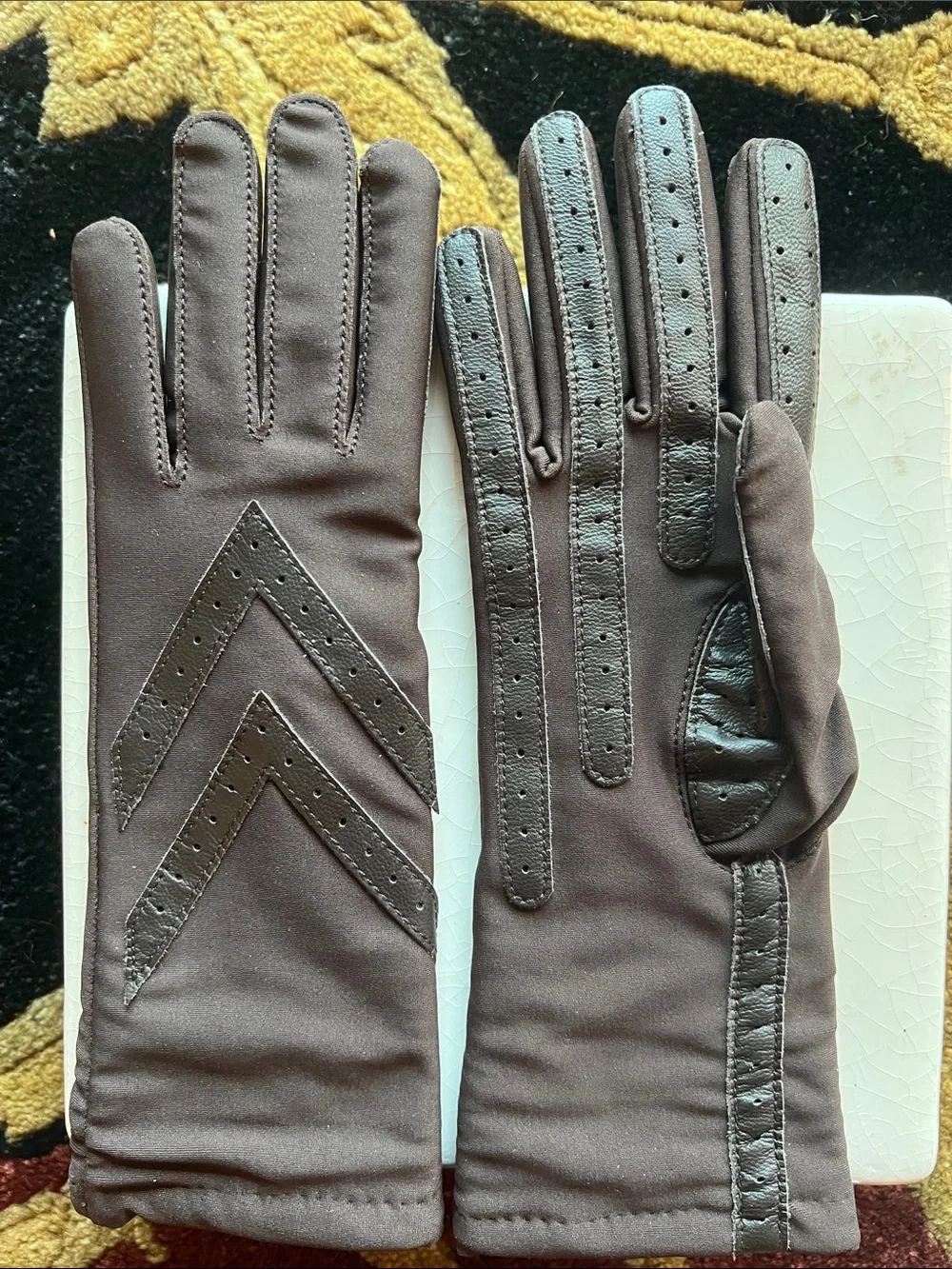 isotoner Women’s Lined Water Repellent Spandex Chevron Details Brown Gloves OS